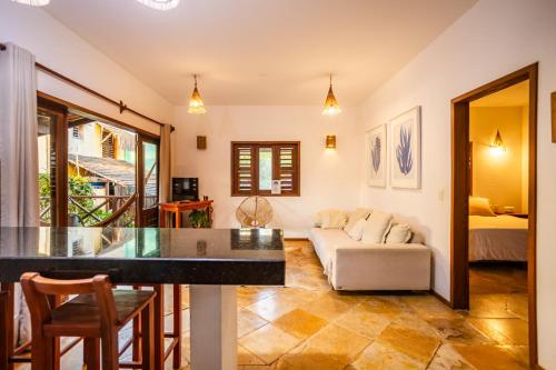 een woonkamer met een bank en een tafel bij Wind House Jeri in Jericoacoara