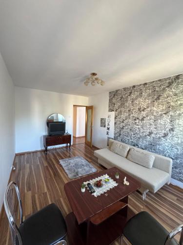 een woonkamer met een bank en een tafel bij Apartament 3 in Drobeta-Turnu Severin