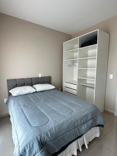 a bedroom with a large bed and a closet at Casa moderna em Videira in Videira