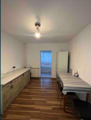 een lege kamer met 2 bedden en een koelkast bij Apartament 3 in Drobeta-Turnu Severin