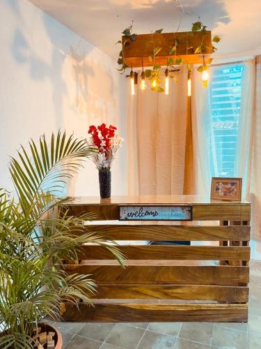 ein Zimmer mit einer Bank mit Blumen und einem Kronleuchter in der Unterkunft Hostal La casa de Ross in Santa Ana