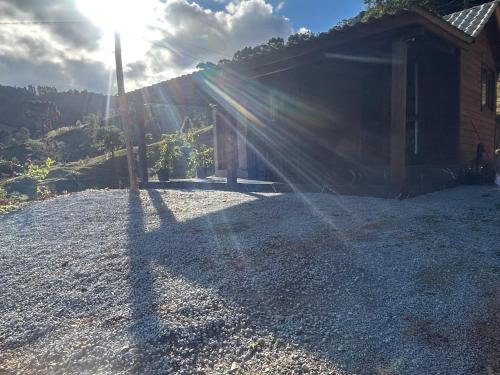 een schaduw van een gebouw met de zon erop schijnend bij Cabana Anitápolis in Annitapolis