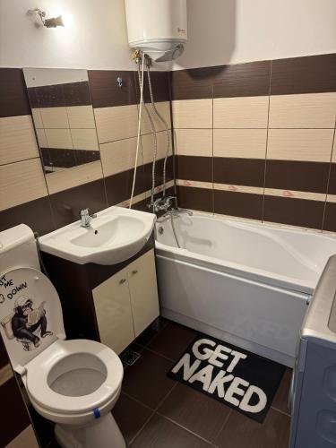 een badkamer met toilet, wastafel en bad bij Apartament 3 in Drobeta-Turnu Severin