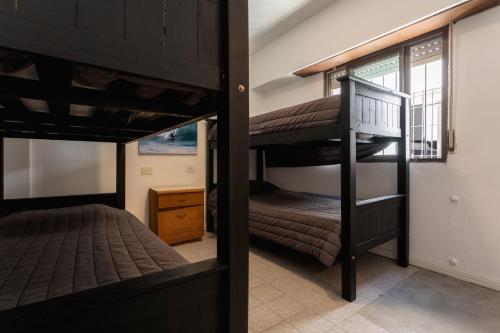 1 dormitorio con 2 literas y escalera en Las Golondrinas Mar del Plata, en Mar del Plata
