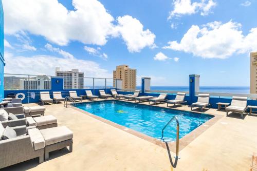 Bazén v ubytování Luxury Waikīkī Condo - 1BR King Suite, Full Kitchen, Rooftop Pool, 700ft to Beach l Sea La Vie nebo v jeho okolí