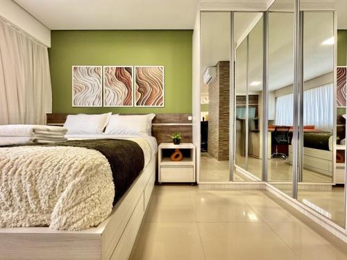 Ένα ή περισσότερα κρεβάτια σε δωμάτιο στο Vista Espetacular, Studio no Universe Life Square - by UROOMS