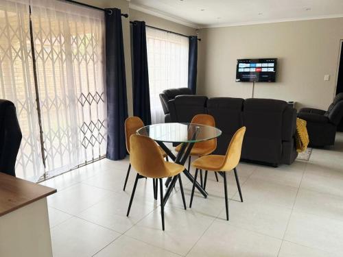 Posezení v ubytování Saints Townhouse