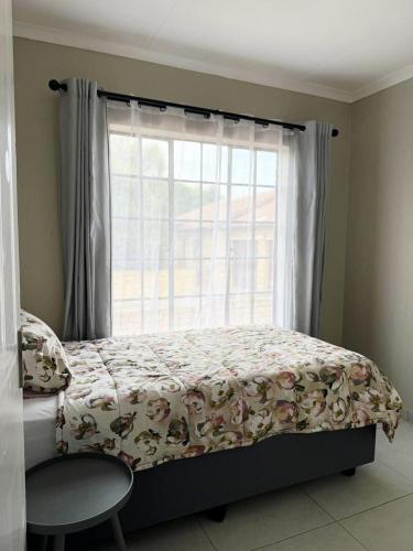 Postel nebo postele na pokoji v ubytování Saints Townhouse