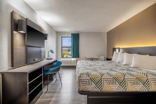 um quarto de hotel com uma cama e uma escrivaninha em Motel 6 - Franklin, OH em Franklin