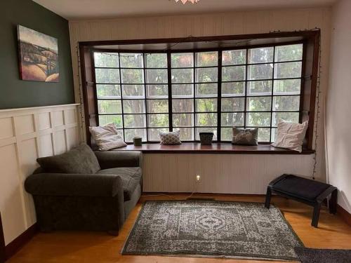 Posezení v ubytování Historic Yakima Home 4BR Office Backyard Oasis