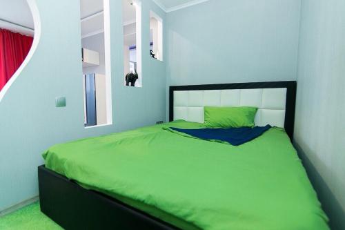 Postel nebo postele na pokoji v ubytování Apart-Kharkovskaya street