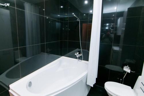 Koupelna v ubytování Apart-Kharkovskaya street