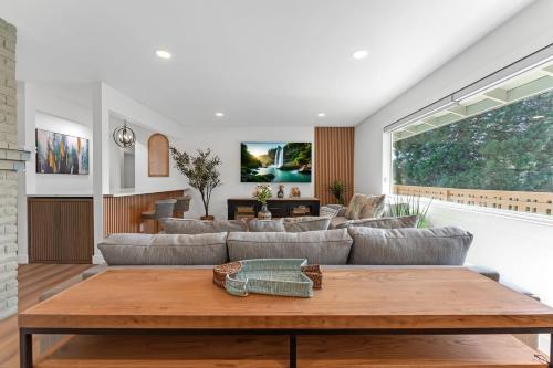 a living room with a couch and a table at Evergreen Garden close to Downtown Portland Beaverton next to St Vincents Hospital in Portland
