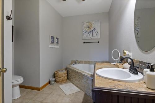 Koupelna v ubytování Lakefront Family Retreat w/ Views, Boat Slip