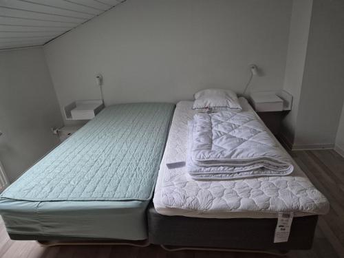 a bed in a small room with at Værelse til leje 7 in Hørve
