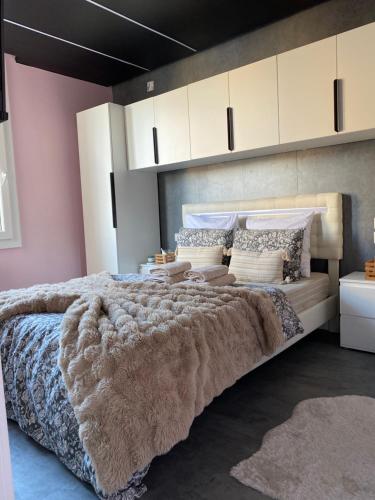 Ένα ή περισσότερα κρεβάτια σε δωμάτιο στο Softwave Wellness Home strasbourg with garage included