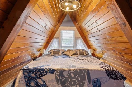 Ένα ή περισσότερα κρεβάτια σε δωμάτιο στο Pet Friendly A Frame w/ Private Dock & Great Lake Views