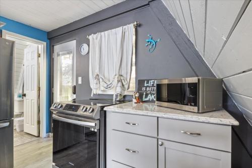 Φωτογραφία από το άλμπουμ του Pet Friendly A Frame w/ Private Dock & Great Lake Views σε Four Seasons