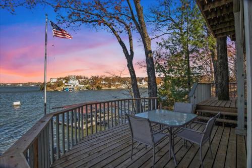 Galeriebild der Unterkunft Cozy Digs Lake Lodge w/ 2 Decks, Game Room, Private Dock & Boat Slip in Osage Beach