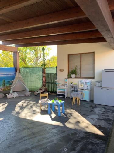 a patio with a table and chairs and a kitchen at Casa de sueños Benasha con piscina, zona infantil y parking privado in Deltebre