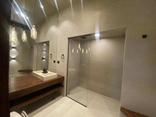 Et badeværelse på House with a private pool in Bosque Norte