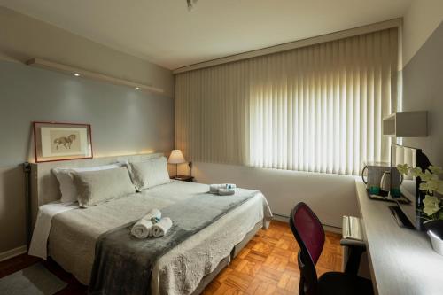 una habitación de hotel con una cama y una silla en Hotel 4 Living, en São Paulo