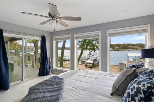 Postel nebo postele na pokoji v ubytování Sunset & Lake Views, Outdoor Dining & Seats