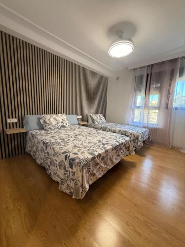 Postel nebo postele na pokoji v ubytování Apartamento Aura céntrico junto a feria