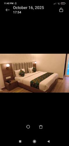 ein Schlafzimmer mit einem großen Bett in einem Zimmer in der Unterkunft Royal home stay in Moradabad