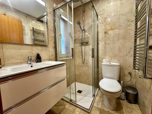 a bathroom with a toilet and a shower and a sink at Villa Alegre - 2 bed villa with private heated pool on Mar Menor Golf - family friendly in Torre-Pacheco