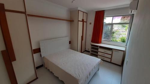 een kleine slaapkamer met een bed en een raam bij Circuito dos Trios! in Água Boa