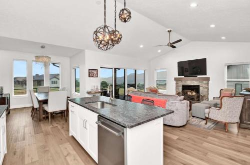 Televiisor ja/või meelelahutuskeskus majutusasutuses Stunner with Lake Mountain Views and Private Hot Tub