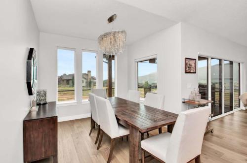 Foto sihtkohas Wolf Creek asuva majutusasutuse Stunner with Lake Mountain Views and Private Hot Tub galeriist