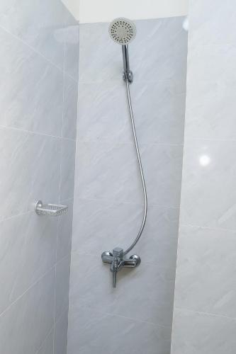 a shower with a shower head in a bathroom at Résidence Luxe Dakar Centre Ville in Dakar