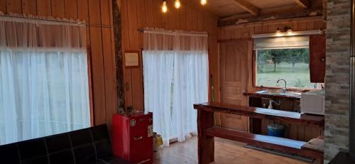 フタレウフにあるTambera Futaleufúのキッチン(カウンター、シンク、窓付)