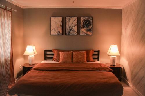 Ένα ή περισσότερα κρεβάτια σε δωμάτιο στο Close to Kingston Downtown