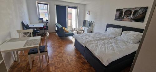 a bedroom with a bed and a desk and a desk at Cozy & Fully Equipped Flat in a Prime Location in Essen