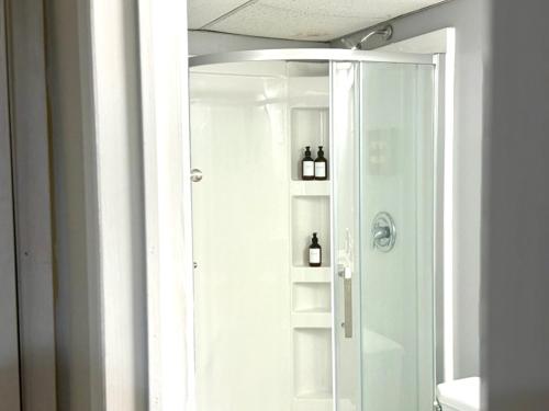 Ένα μπάνιο στο Close to Kingston Downtown