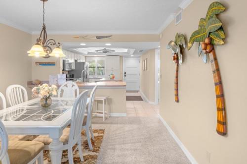 萨尼贝尔Pointe Santo B32 condo的厨房兼餐厅，配有桌椅