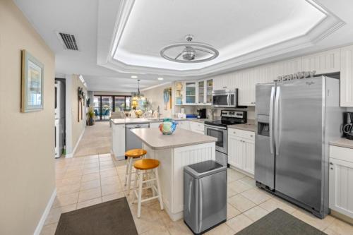 萨尼贝尔Pointe Santo B32 condo的一个带不锈钢冰箱的大厨房