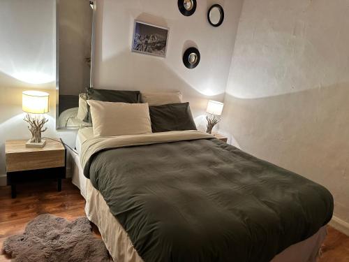 Postel nebo postele na pokoji v ubytování Cœur de Conflans