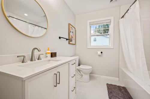 Koupelna v ubytování Spacious House with King Beds in Prime Location