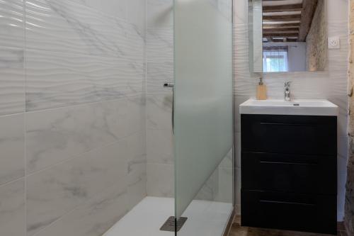 Koupelna v ubytování Festiv'Mans72 - Le Four à pain - Parking - Wifi - Circuit des 24h du Mans à 7 min