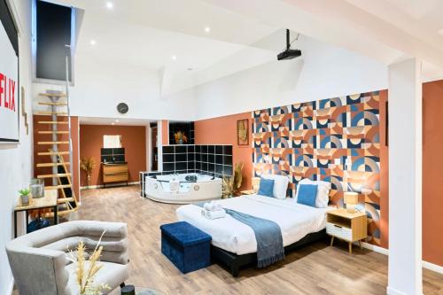 a bedroom with a king sized bed and a couch at NG Prestige - Nain - Suite Spa Privatif - Jacuzzi - Netflix - Projecteur in Roubaix