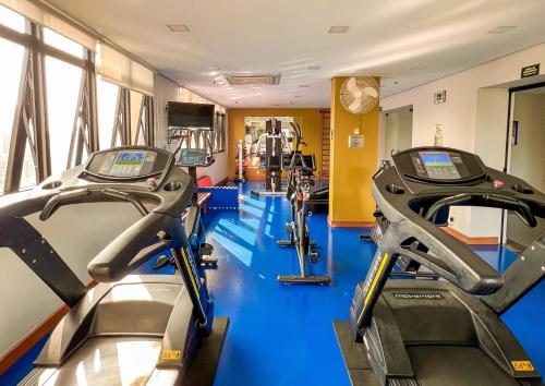 siłownia z dwiema bieżniami i dwoma rowerami cardio w obiekcie Suíte Particular no Transamerica Executive Faria Lima w São Paulo