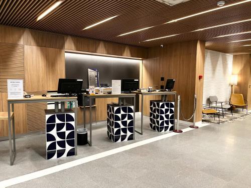 hol z biurkami i krzesłami w budynku w obiekcie Suíte Particular no Transamerica Executive Faria Lima w São Paulo