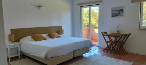 Postel nebo postele na pokoji v ubytování Casas da Barra