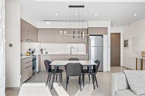 Kuchyň nebo kuchyňský kout v ubytování Elegant High-Rise Escape with sea view by SoleaStay