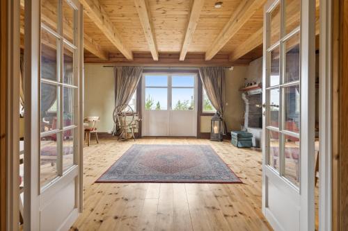 Una sala de estar con un gran ventanal y chimenea. en Mountain Lodge - Midtgardstunet, en Ringebu