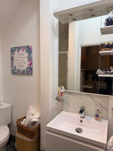 Ένα μπάνιο στο Luxury Four poster bed studio apartment